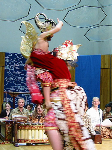 Sekipu and the child Gathutkaca fight.